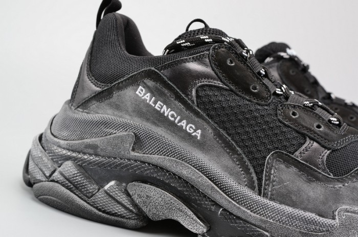 BL BLACK TRIPLE S TRAINER W06G01001